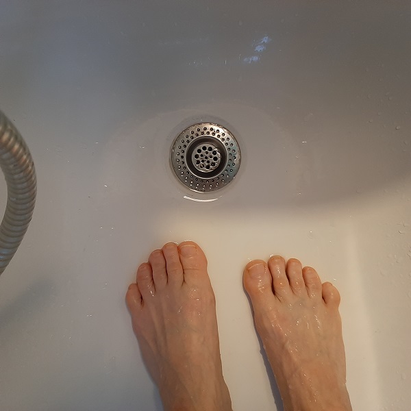 Füße unter der Dusche