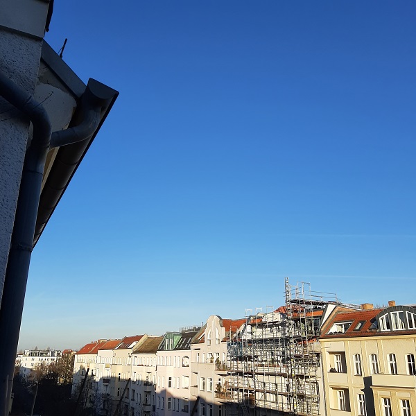 Strahlend blauer Himmel über Häuserkulisse