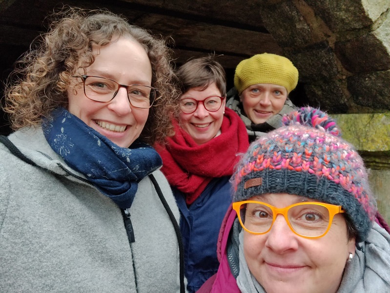 Vier Frauen draußen im Wald
