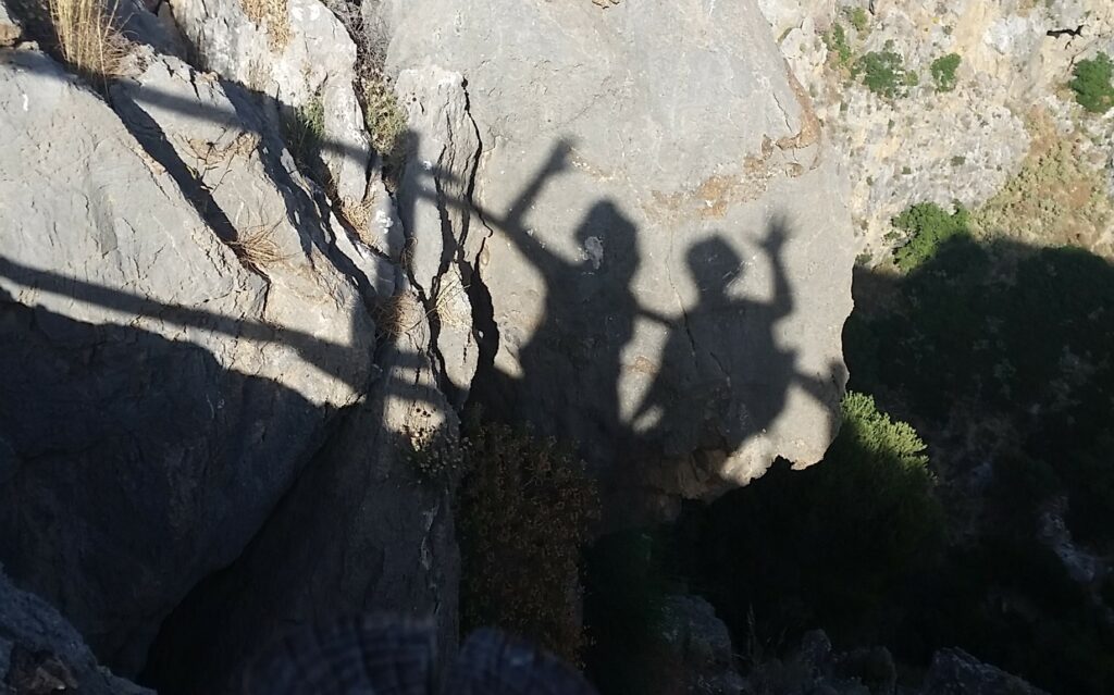Schatten von zwei Frauen in den Bergen