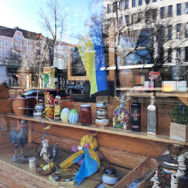 Schaufenster von ukrainischem Lebensmittelladen in Berlin