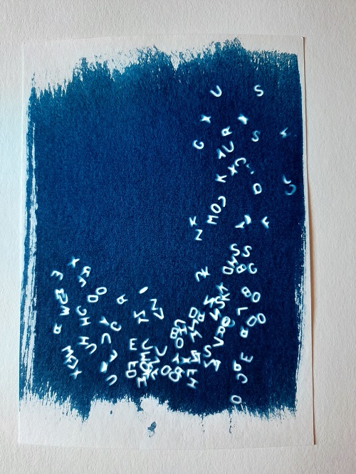 Blaue Cyanotypie mit Buchstaben
