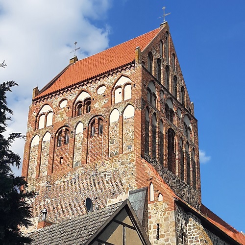 Kirchturm im Ort Lychen mit besonderer Architektur.