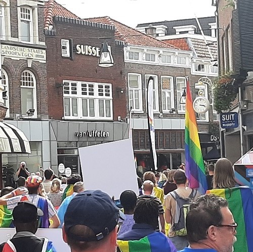 Parade mit Regenbogenfahnen in Zwolle