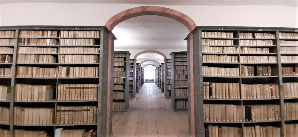 historische Bibliothek mit altem Buchbestand