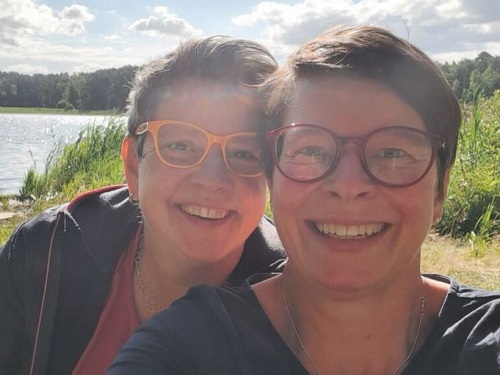 Selfie von zwei Frauen am See