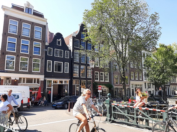 Frau auf dem Rad in Amsterdam