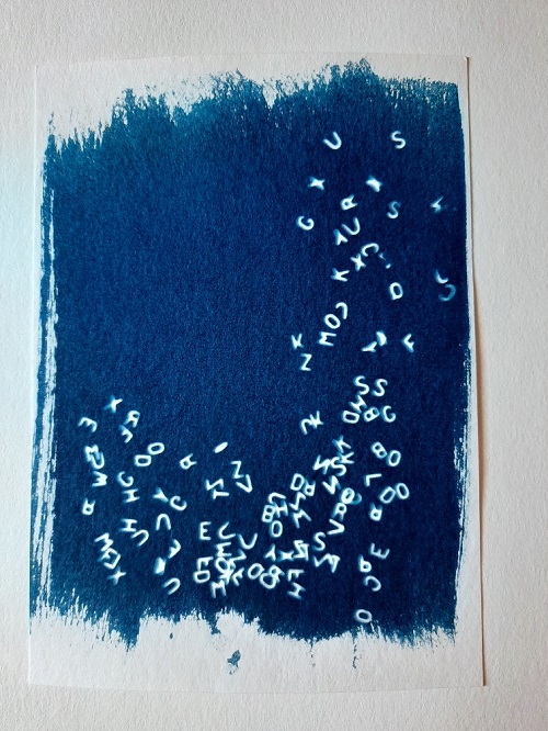 blaue Cyanotypie mit weißen Buchstaben