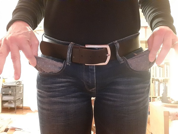 Hosenbund einer Jeans mit zwei leeren, ausgestülpten Hosentaschen