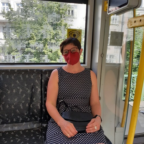 Frau mit Maske in der U-Bahn