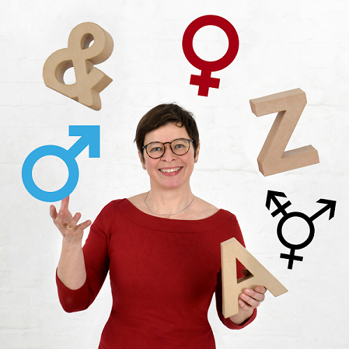Frau jongliert mit Buchstaben und Symbolen