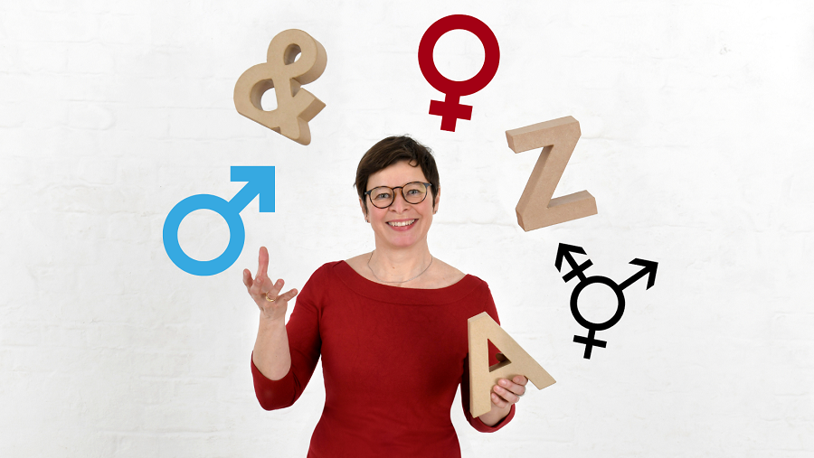 Frau jongliert mit Buchstaben und Symbolen
