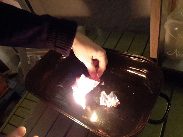 Zettel verbrennen in Feuerschale