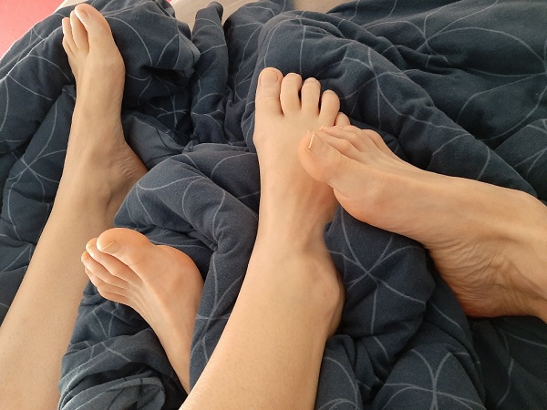vier Füße im Bett