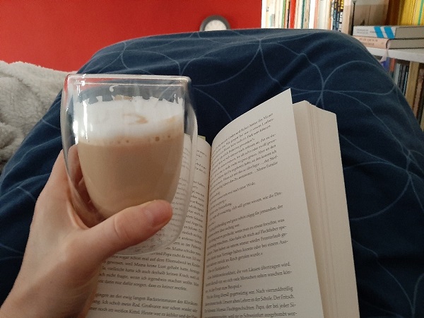Mit Kaffee und Buch im Bett