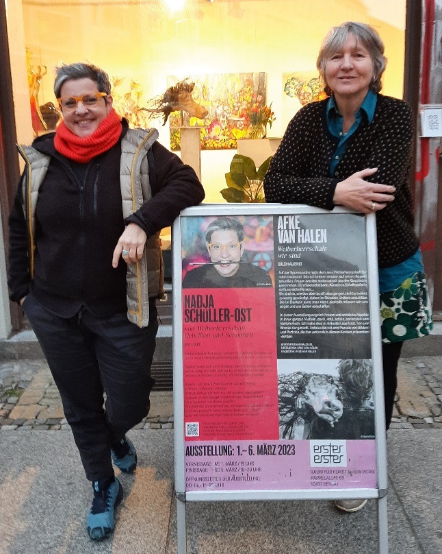Die Künstlerinnen Nadja Schüller-Ost und Afke van Halen vor ihrer Ausstellung