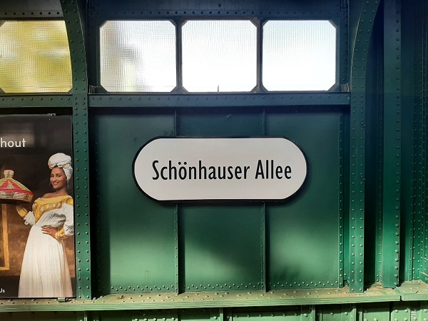 Schild mit Schriftzug Schönhauser Allee