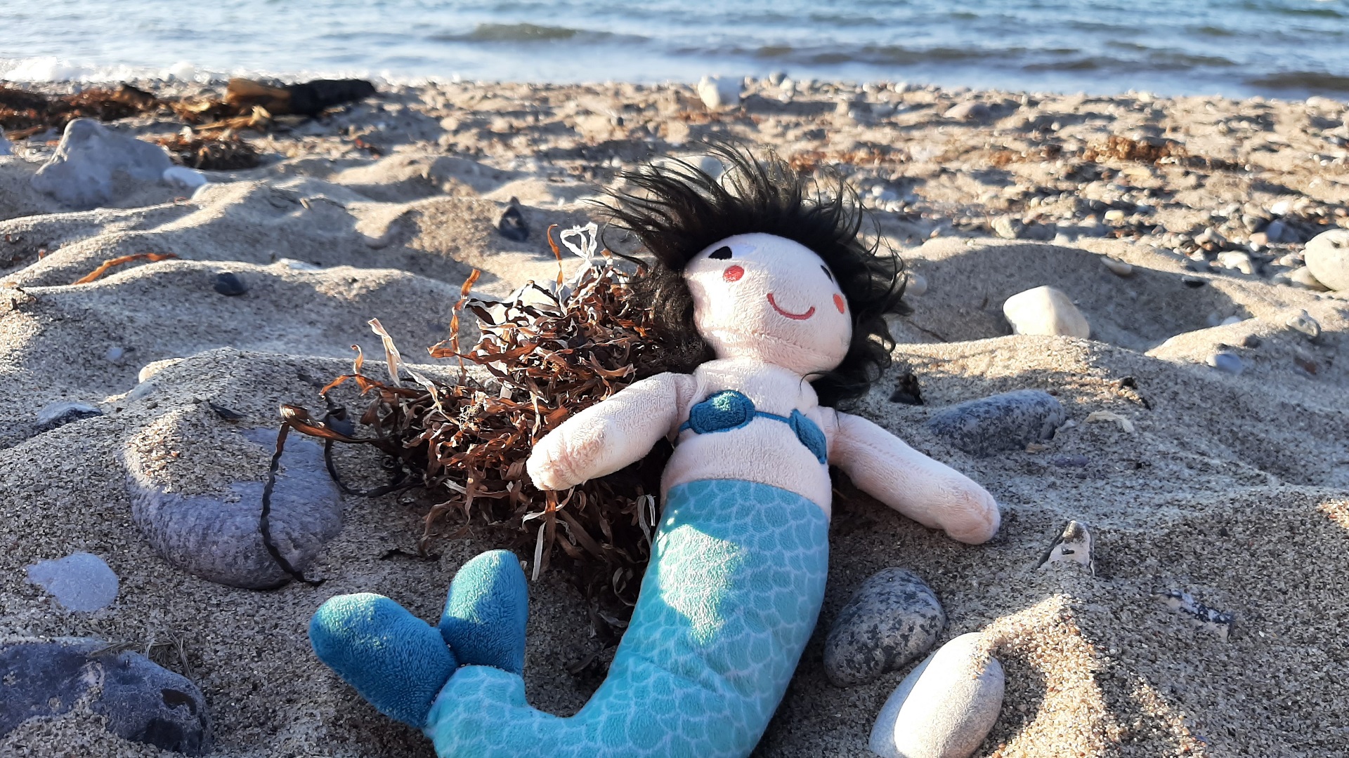 Meerjungfrau aus Stoff am Strand