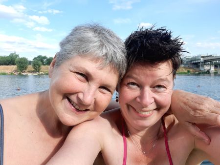 zwei Frauen an der Donau in Wien