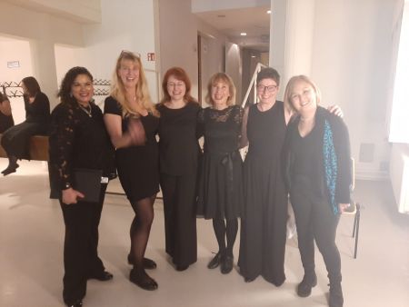 Gruppenfoto von Sängerinnen Backstage in der Philharmonie