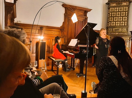 Susanne Müller (Sopran) singt bei einem hauskonzert, Ayla Schmitt begleitet sie am Klavier