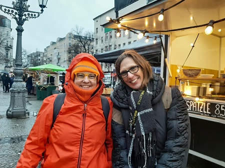 zwei Frauen auf einem Markt im Regen