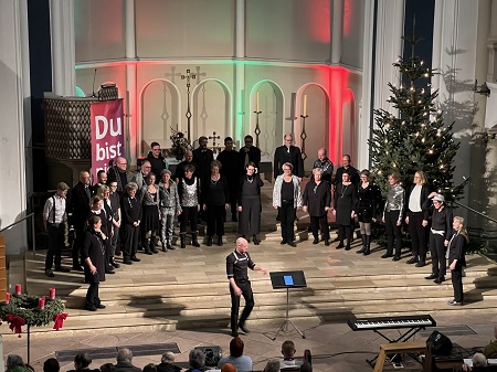 Chor bei einem Weihnachtskonzert in der Kirche