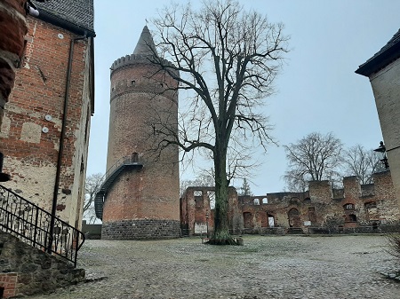 Innenhof der Burg Stargard mit Turm