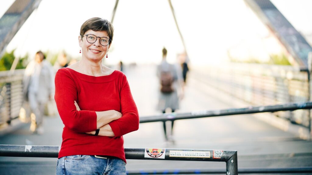 Kerstin Salvador auf einer Brücke. Das Bild steht symbolisch für Wendepunkte im Berufsleben und berufliche Neuorientierung.