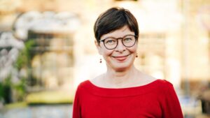 Porträt von Kerstin Salvador im Freien