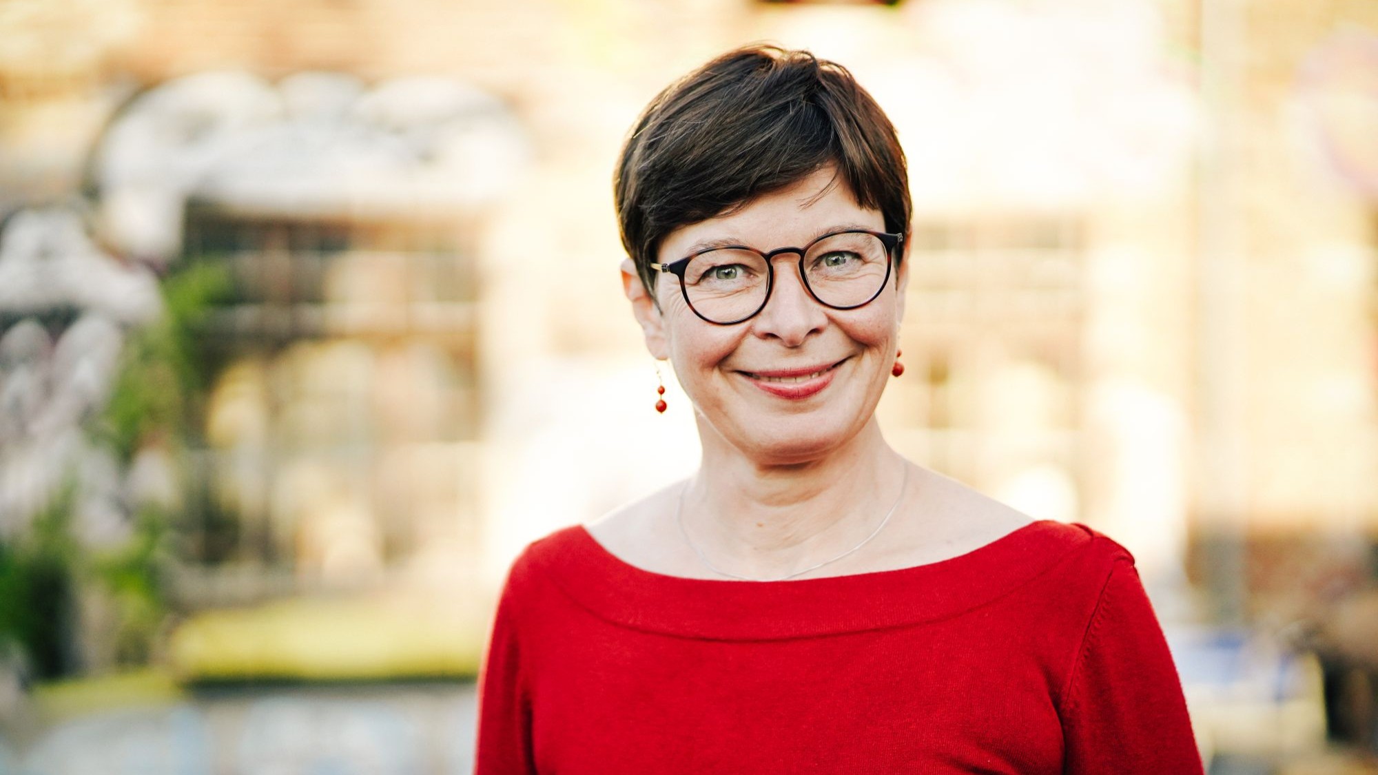 Porträt von Kerstin Salvador im Freien